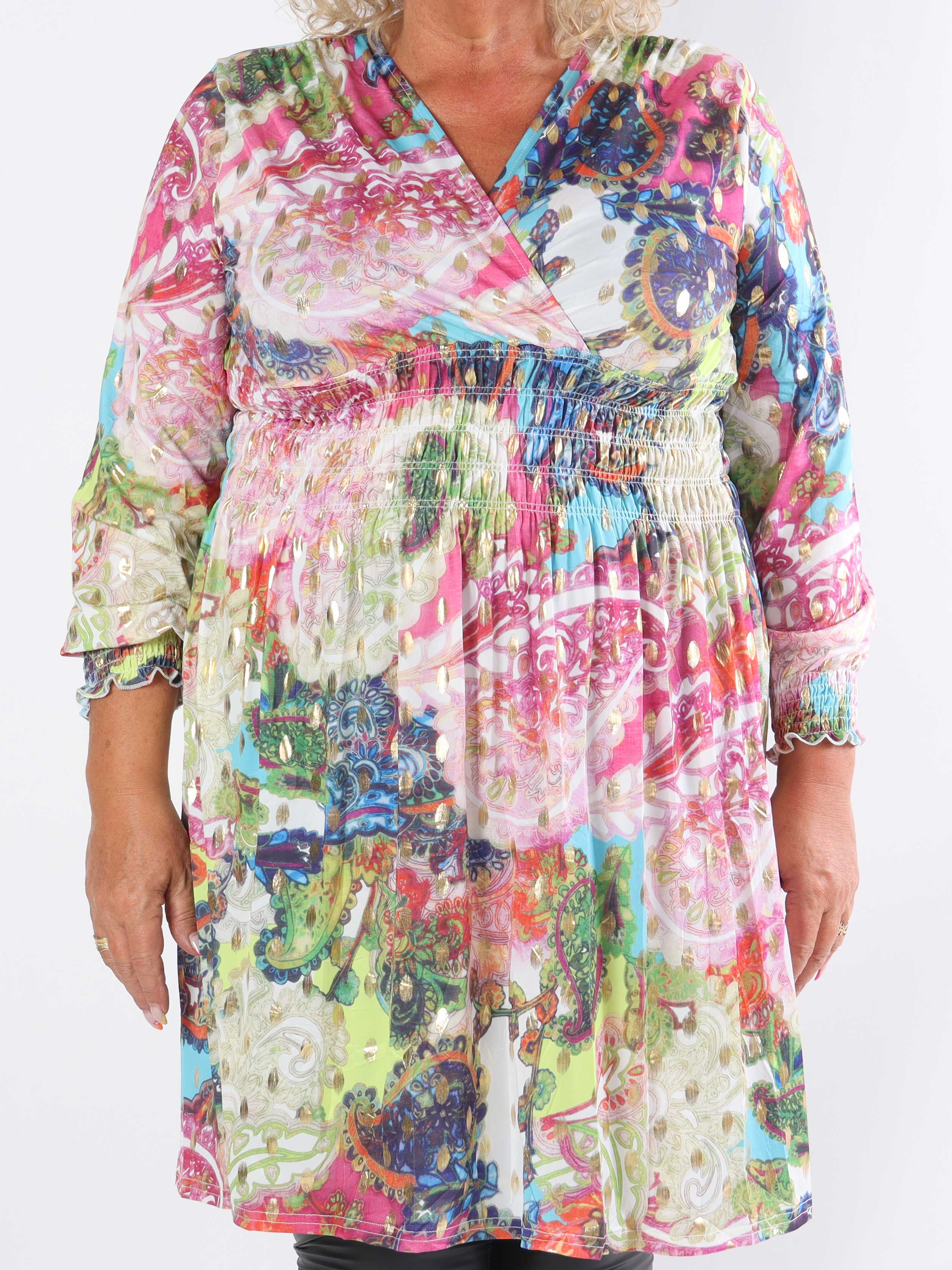 Pams Elements Short L/S - Elastiskt mönstrad plus size-klänning i skrynkelfritt tyg